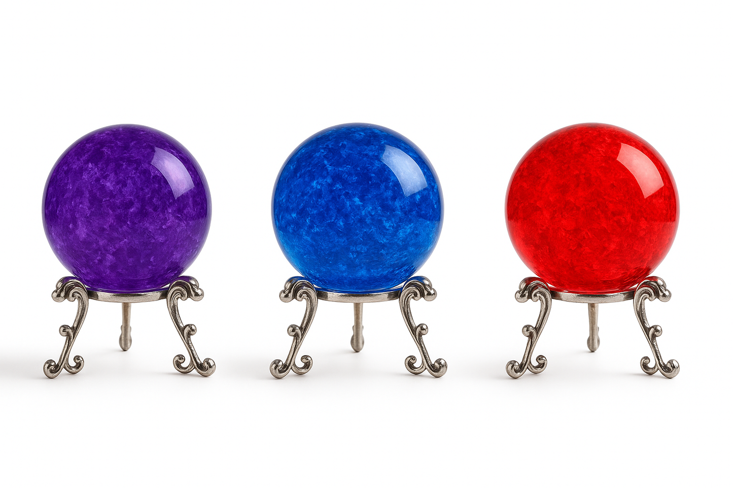 Energie-Kristallkugel auf silbernem Ständer – Violett, Blau & Rot –