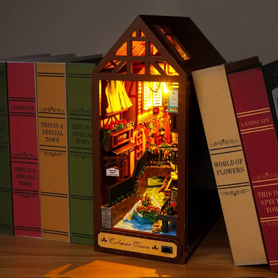 DIY Bookend „Leisure Years“ Buchständer – Kreatives Bastelset mit Licht | Perfekt für Manga/Anime & Bücherregale